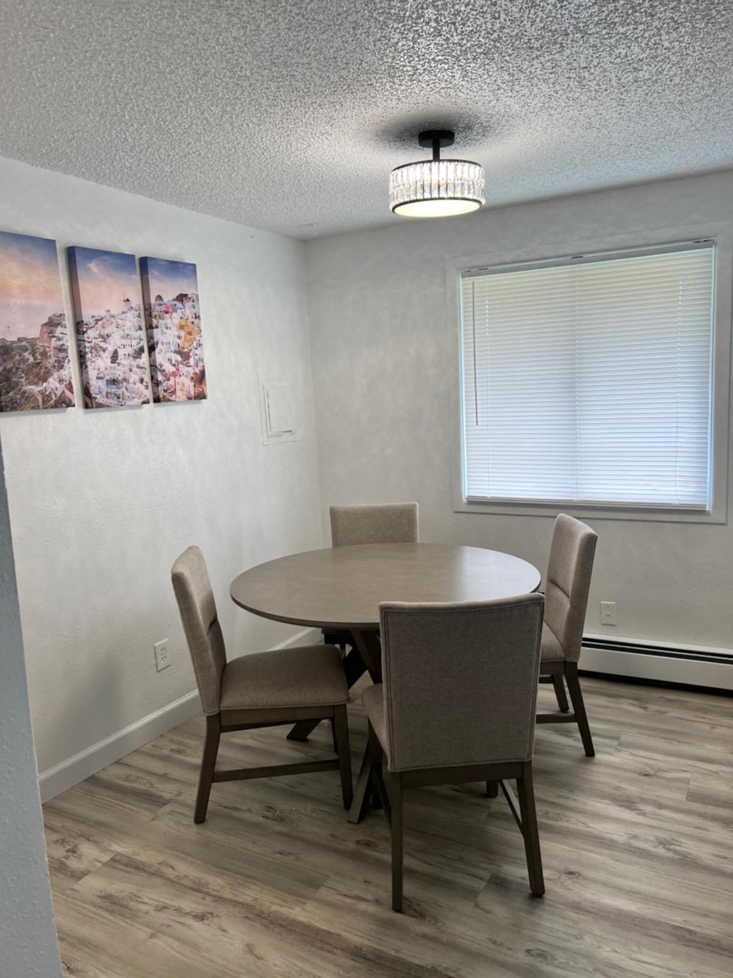 Beautiful Downtown 4 Apartment