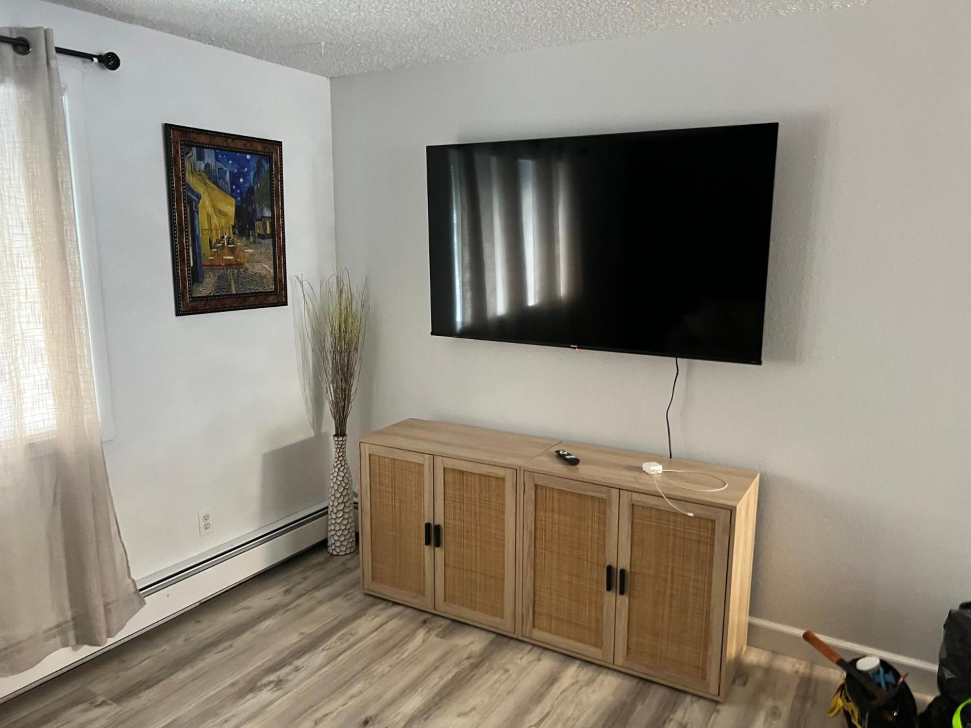 Beautiful Downtown 4 Apartment *