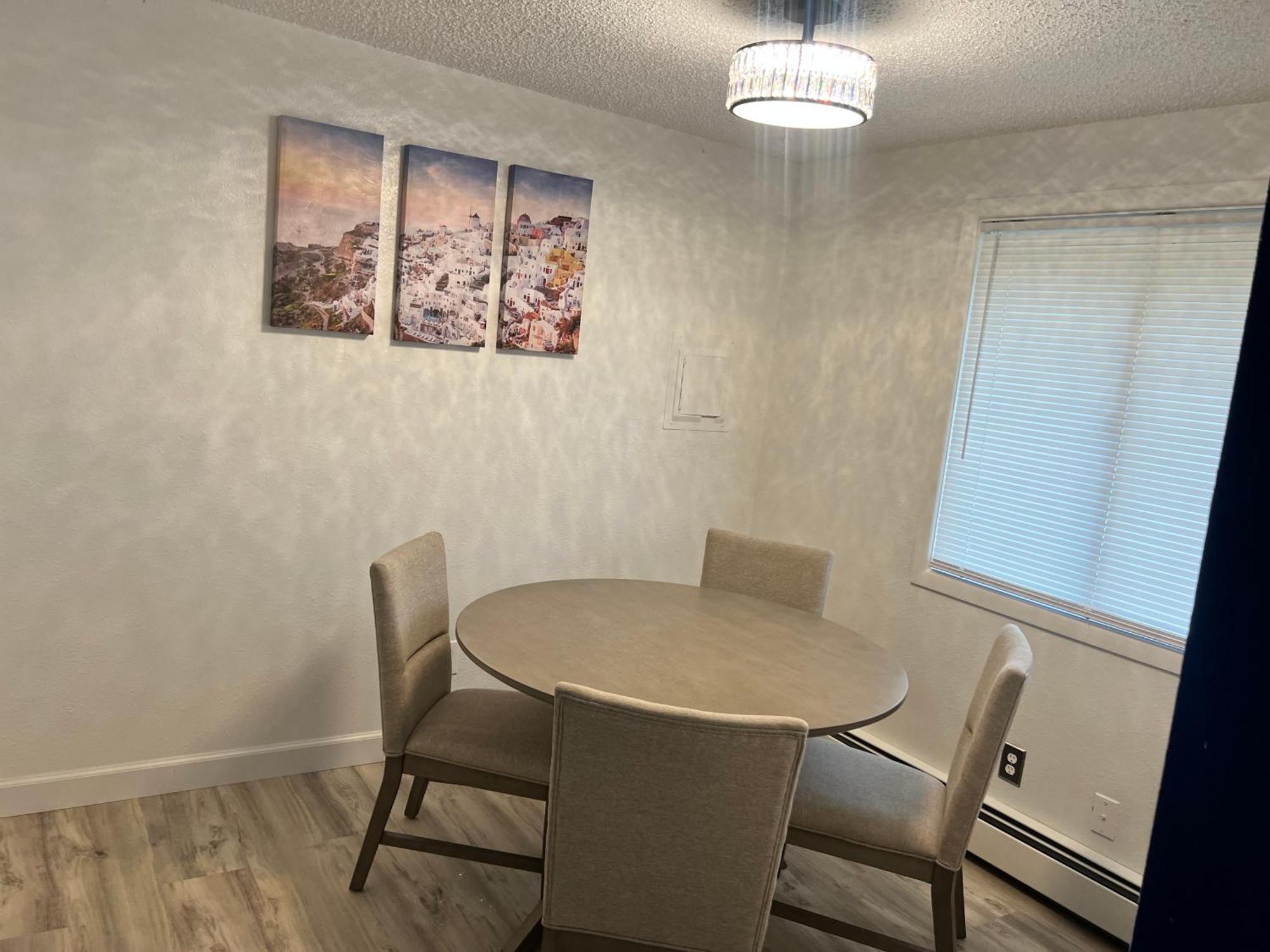 Beautiful Downtown 4 Apartment