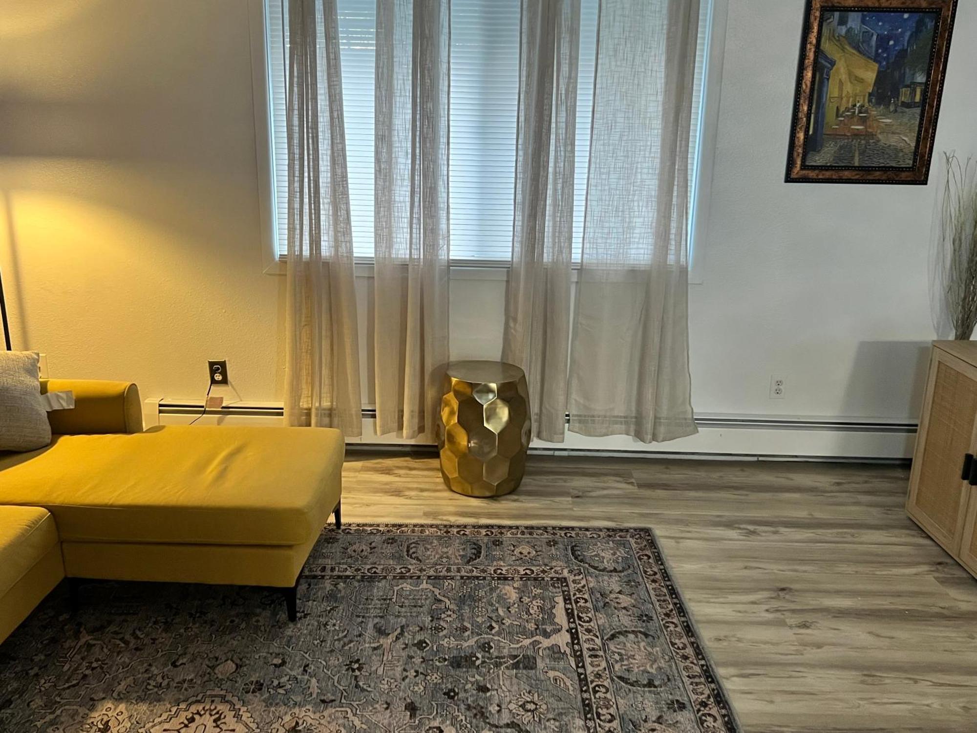 Beautiful Downtown 4 Apartment